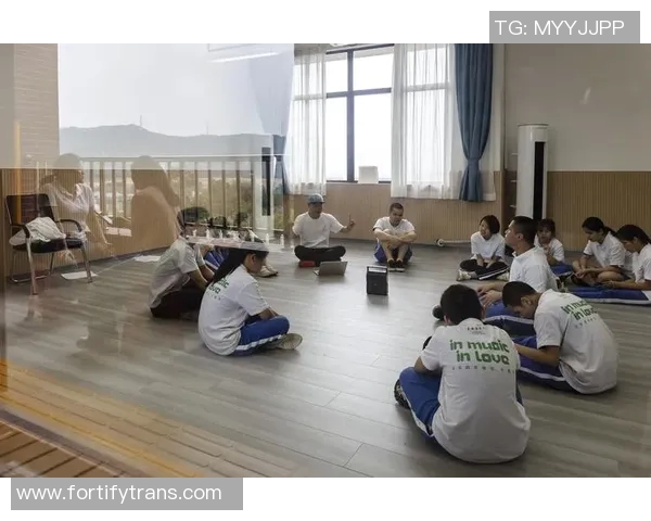 霍伊伦的传奇人生与艺术成就探秘:从音乐到文学的多重才华展现 霍伊伦的传奇人生与艺术成就探秘:从音乐到文学的多重才华展现